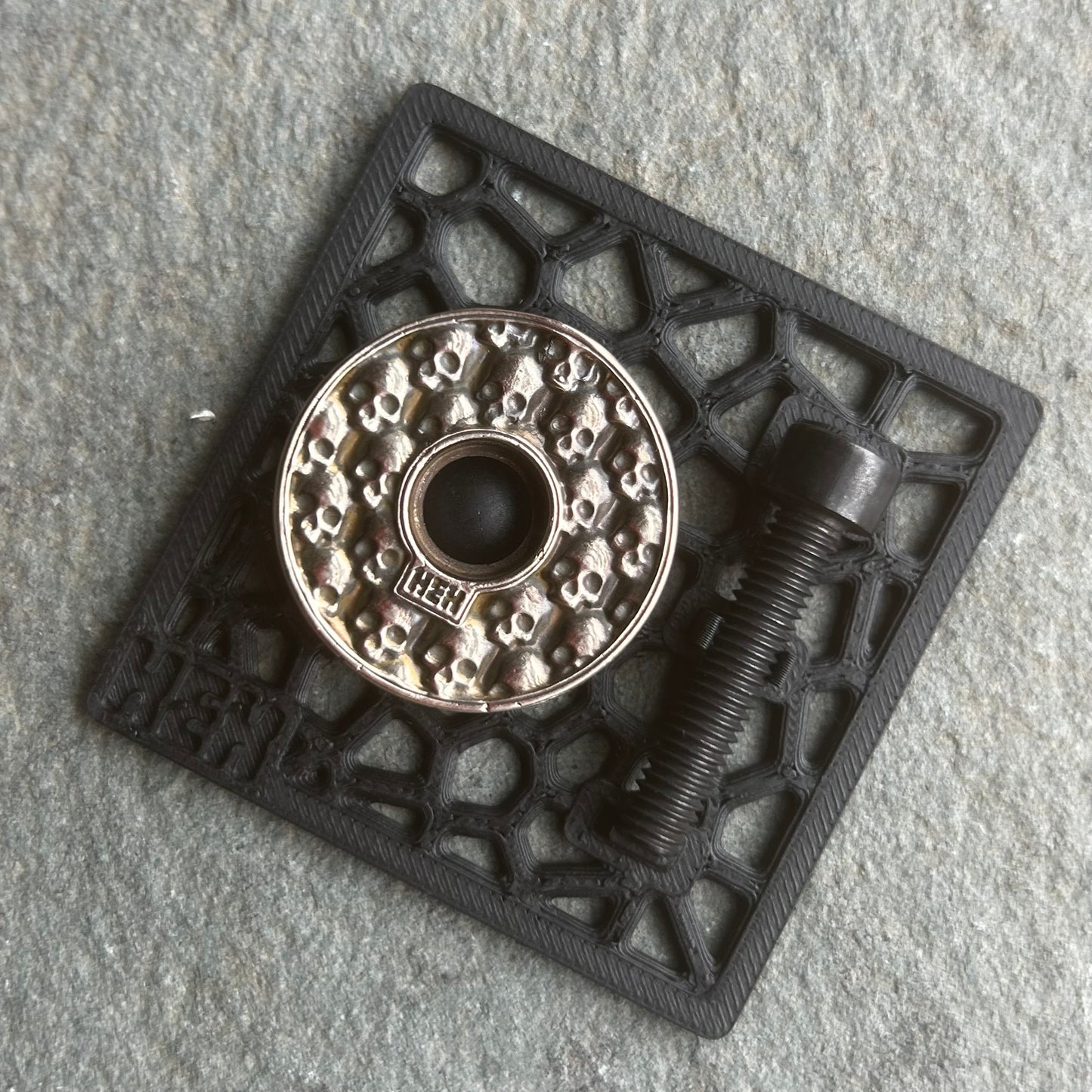 TOP CAP -MEGA SKULL - PATINA - BRASS