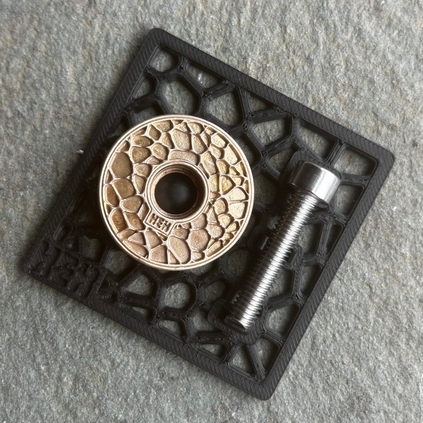 TOP CAP - VORNOI - SATIN - BRASS
