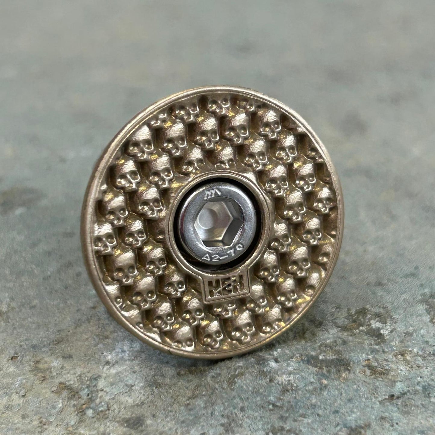 TOP CAP - SKULLZ - SATIN - BRASS