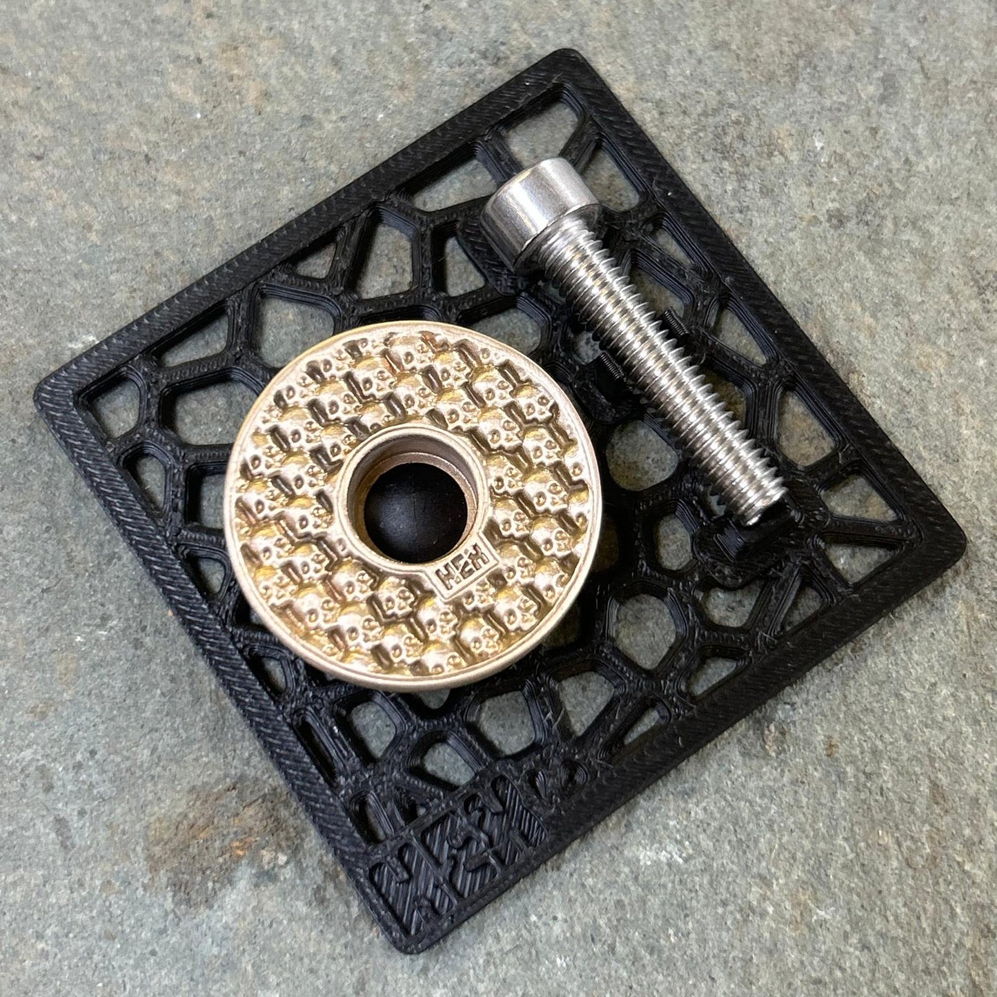 TOP CAP - SKULLZ - SATIN - BRASS